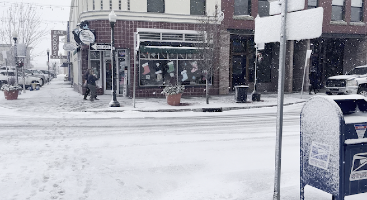 Holiday Shopping season wraps up under the snowy sky 